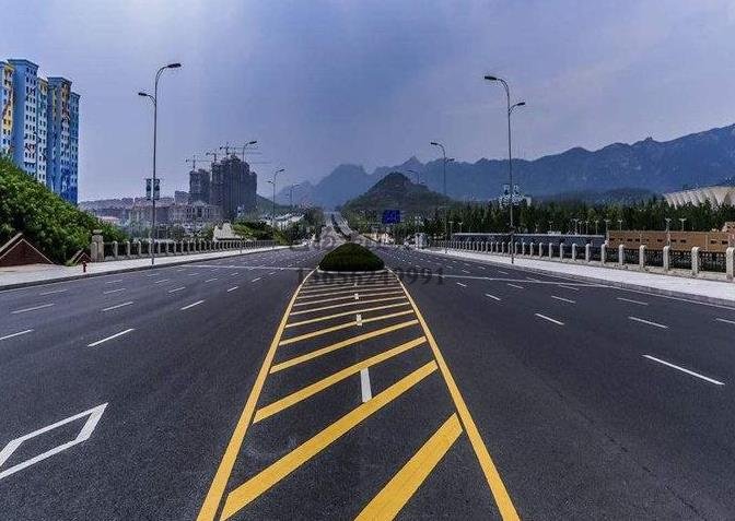 鎮(zhèn)江道路劃線，鎮(zhèn)江道路劃線施工單位？飛揚(yáng)市政專業(yè)可靠！